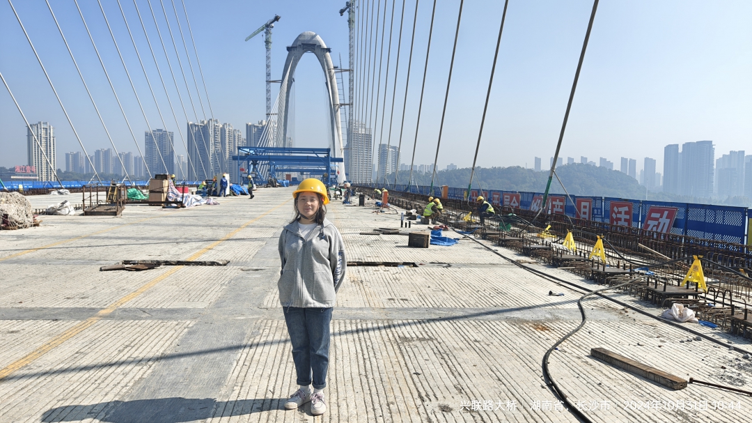 工程健康安全中心 韋麗瓊：韋麗瓊投身于興聯(lián)路大橋梁健康監(jiān)測項目的攻堅一線，用專業(yè)與堅守為長沙市的交通動脈保駕護航。.jpg