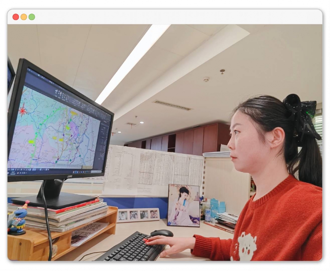 公路事業(yè)部 吳鈺洋：她以工位為“戰(zhàn)場”，以鼠標(biāo)鍵盤為“工具”，用女性特有的細致與嚴(yán)謹(jǐn)，在方寸屏幕間繪制公路交通的宏偉藍圖。這抹溫暖的“中國紅”，不僅是新春的喜慶，更是她扎根崗位、建功立業(yè)的赤誠之心，生動詮釋了新時代女職工在平凡崗位上創(chuàng)造不平凡業(yè)績的巾幗風(fēng)采。.jpg